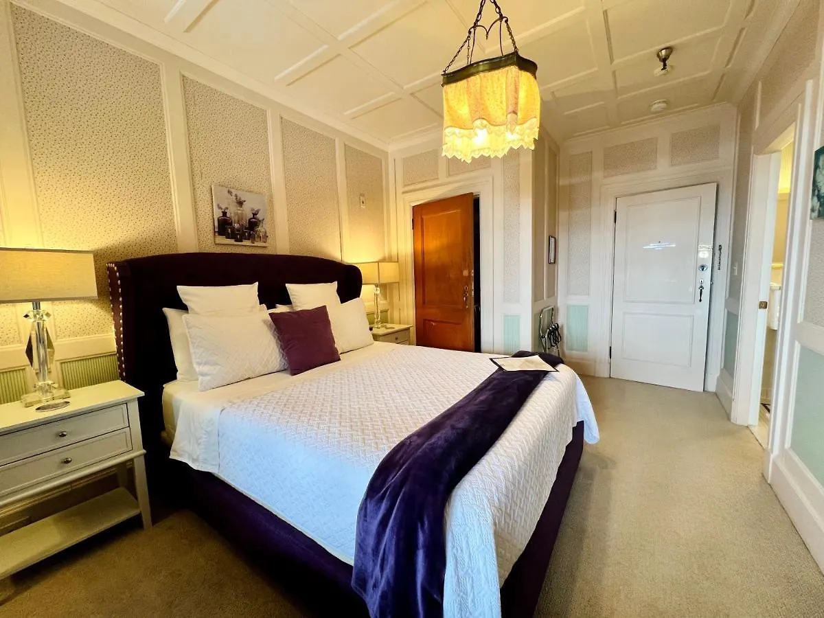 The Latch Inn Sidney Hotel