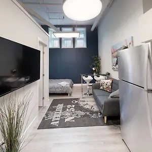  Bed & Breakfast Bachelor In Downtown Canada